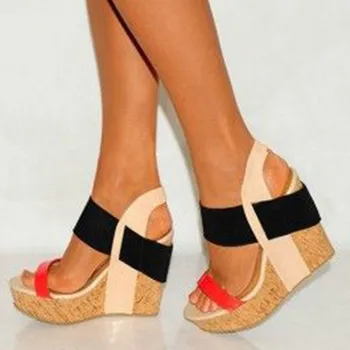 Mulheres elegantes sandálias. Altura do salto é de cerca de 15 cm. Salto de cunha. Desfile de moda banquete sapatos. Verão de sapatos femininos.